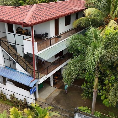 Suwani Pinnawala Homestay エクステリア 写真