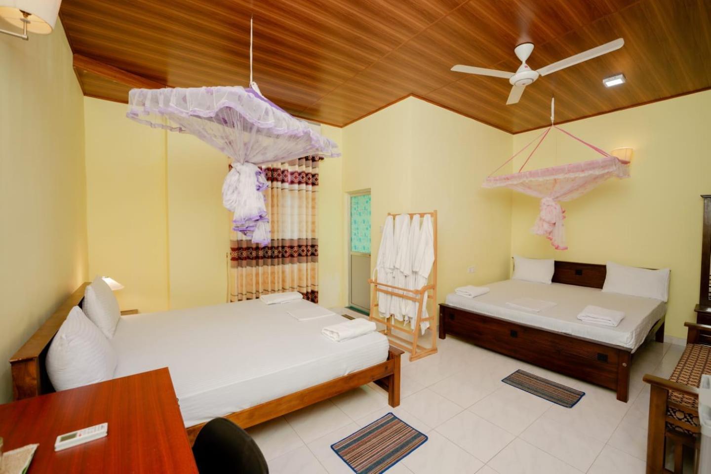 Suwani Pinnawala Homestay エクステリア 写真