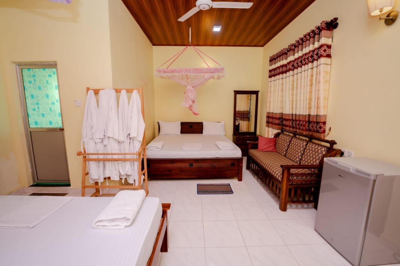Suwani Pinnawala Homestay エクステリア 写真