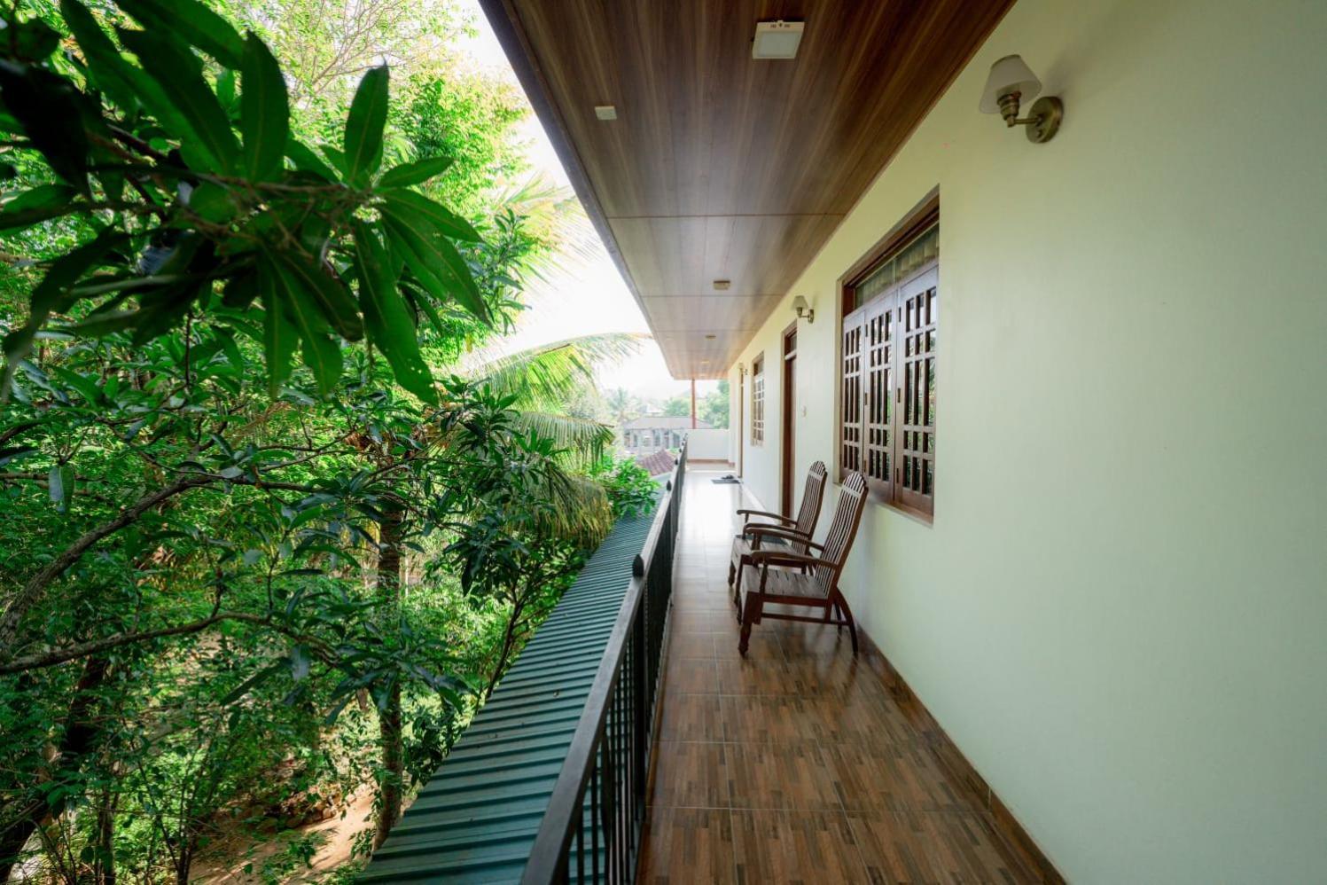 Suwani Pinnawala Homestay エクステリア 写真