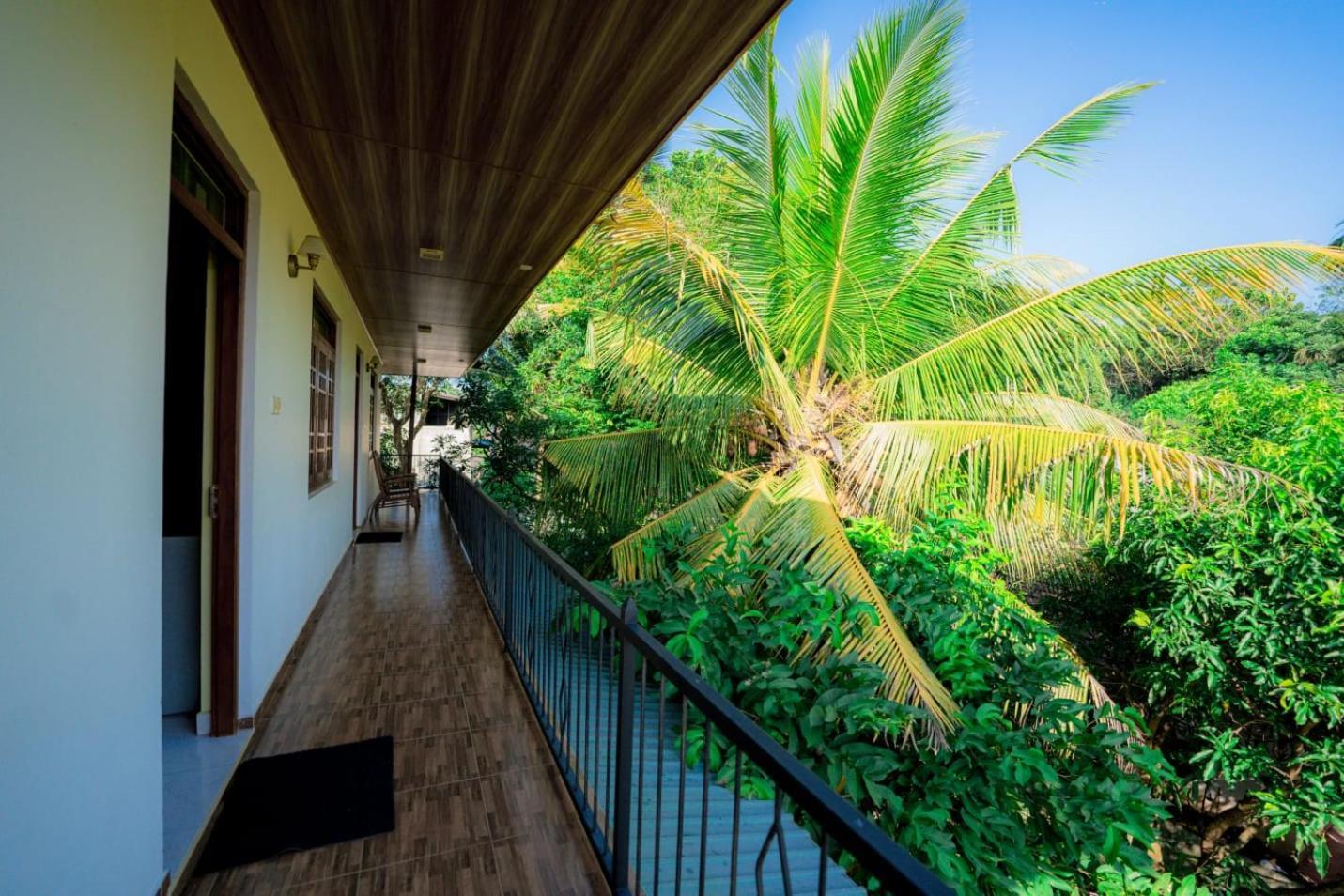 Suwani Pinnawala Homestay エクステリア 写真