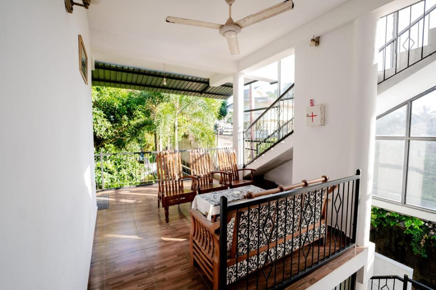Suwani Pinnawala Homestay エクステリア 写真