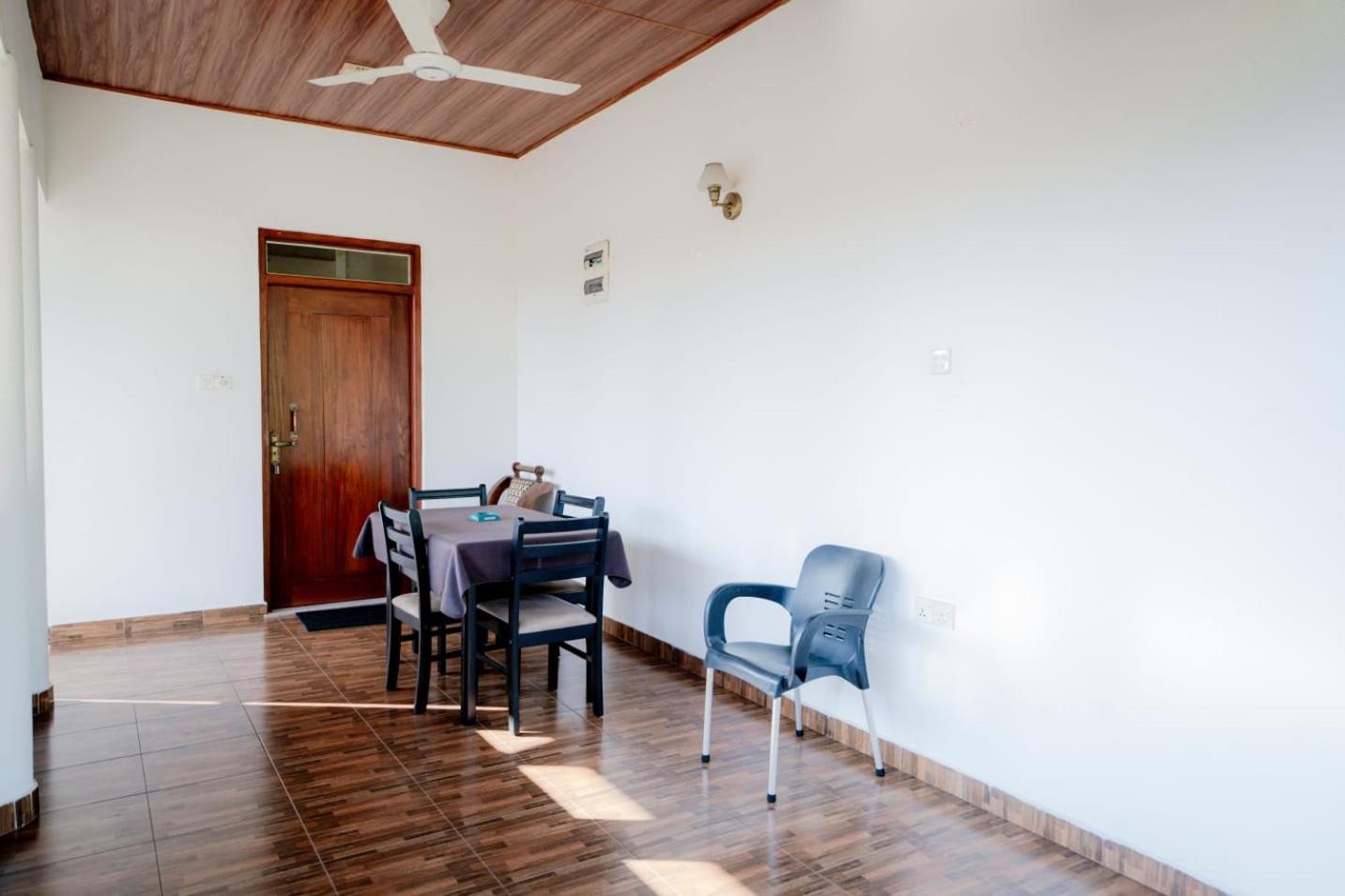 Suwani Pinnawala Homestay エクステリア 写真
