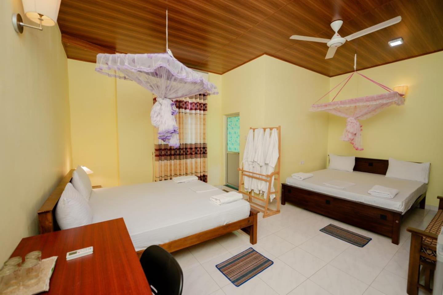 Suwani Pinnawala Homestay エクステリア 写真