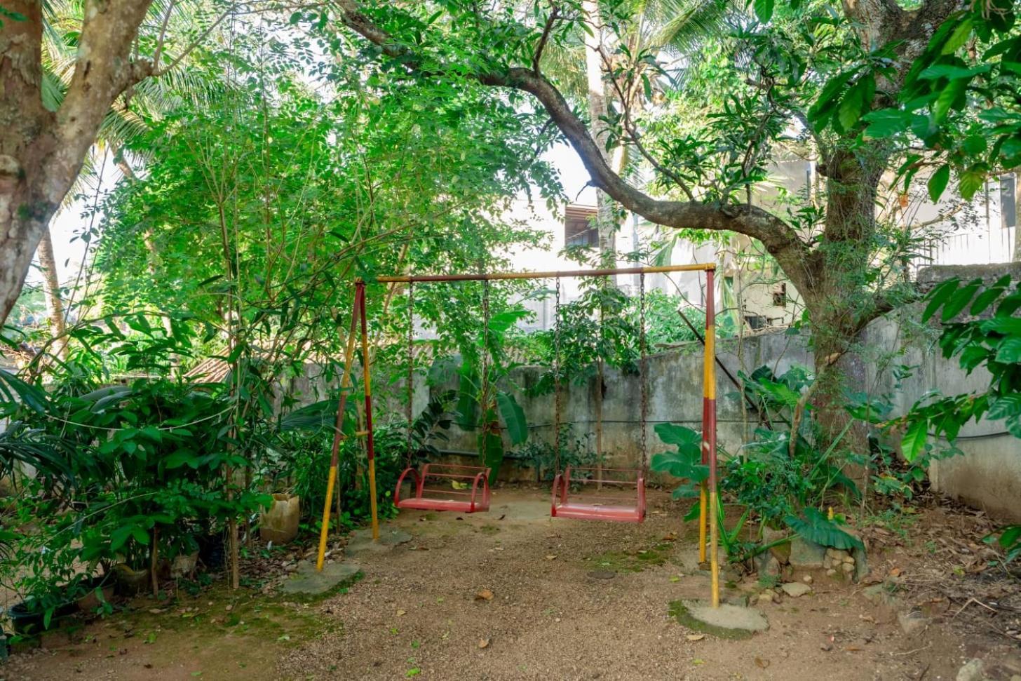 Suwani Pinnawala Homestay エクステリア 写真