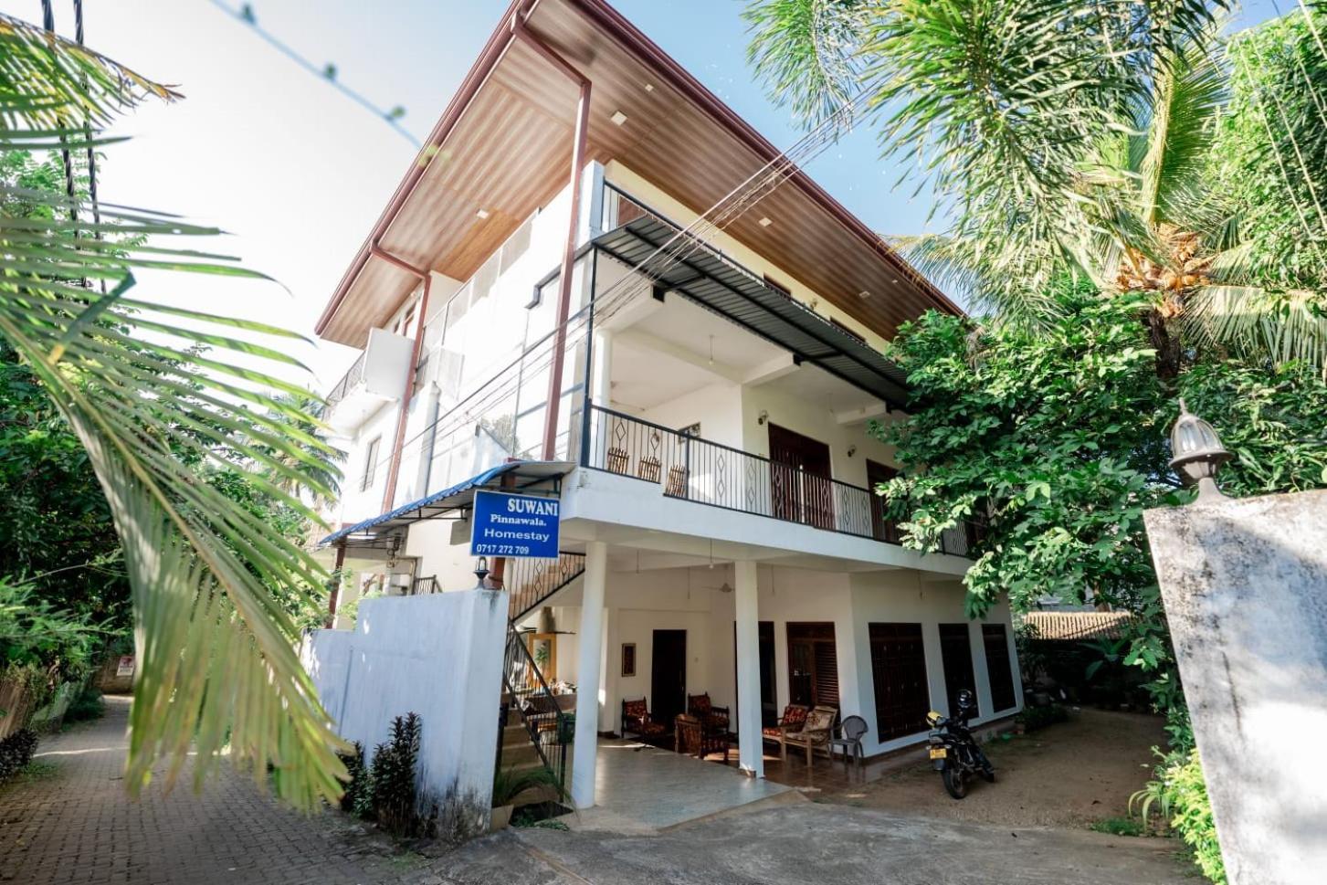 Suwani Pinnawala Homestay エクステリア 写真