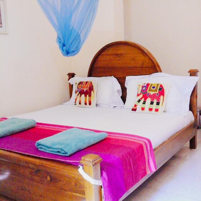 Suwani Pinnawala Homestay エクステリア 写真