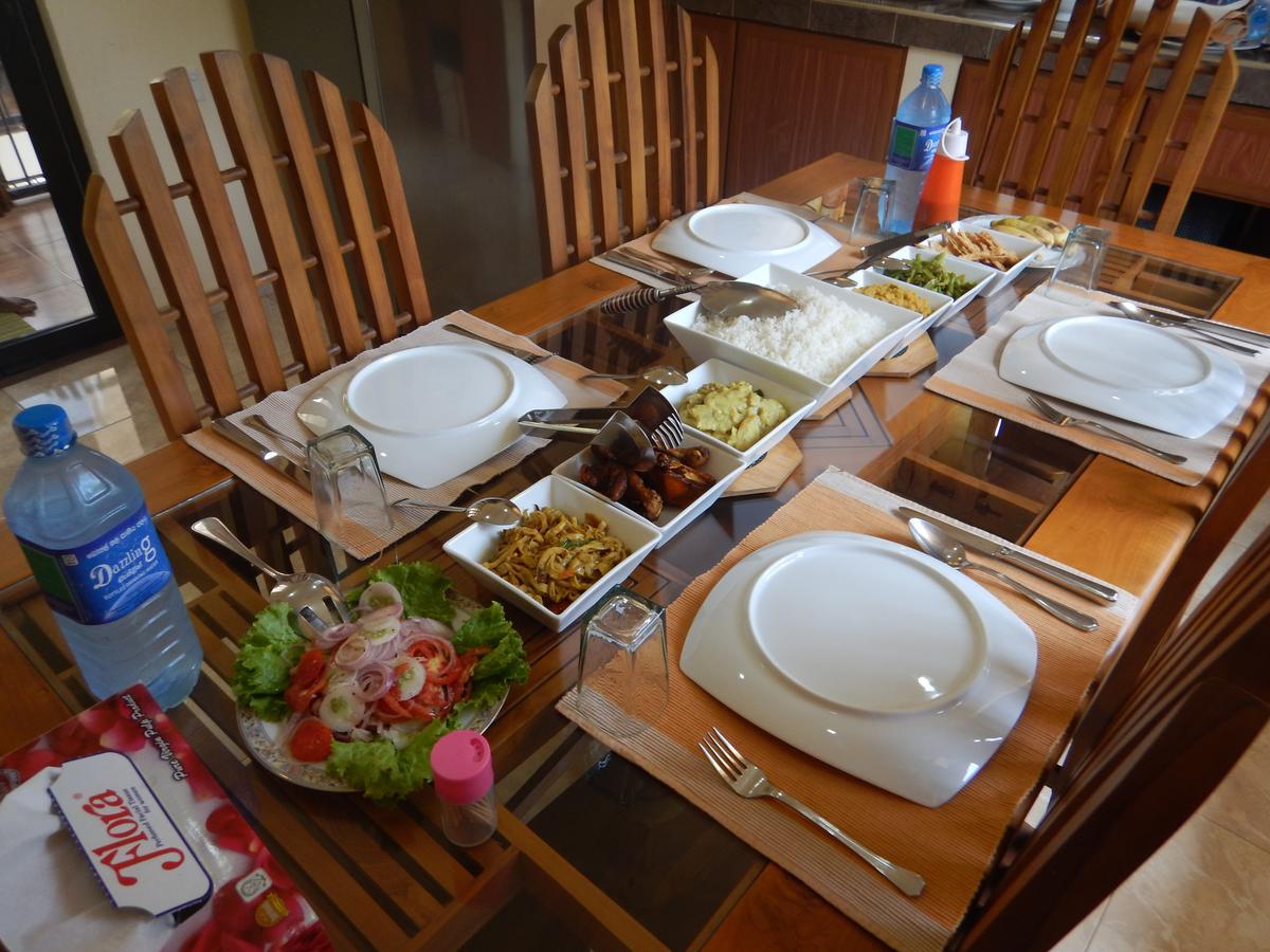Suwani Pinnawala Homestay エクステリア 写真
