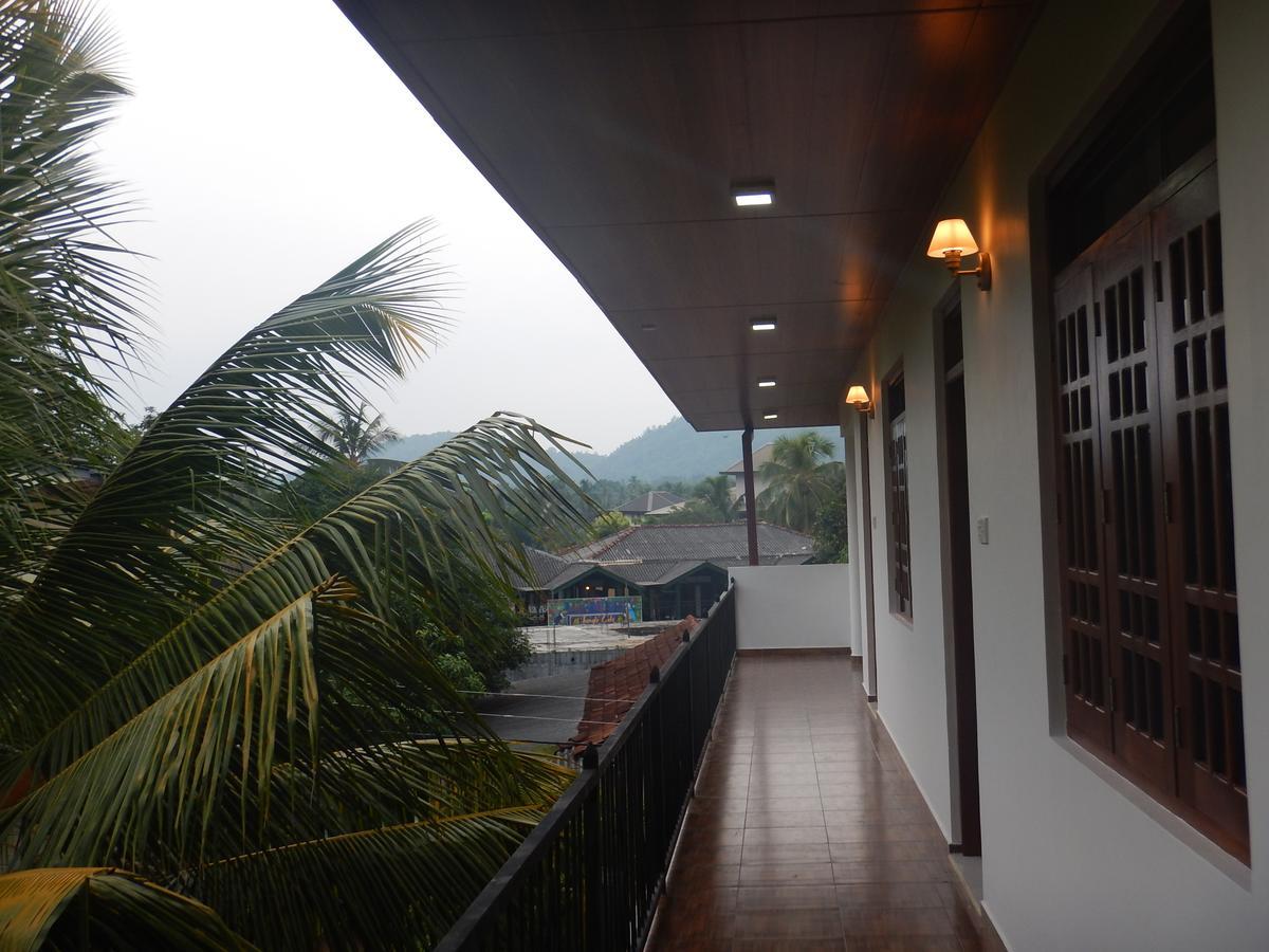 Suwani Pinnawala Homestay エクステリア 写真